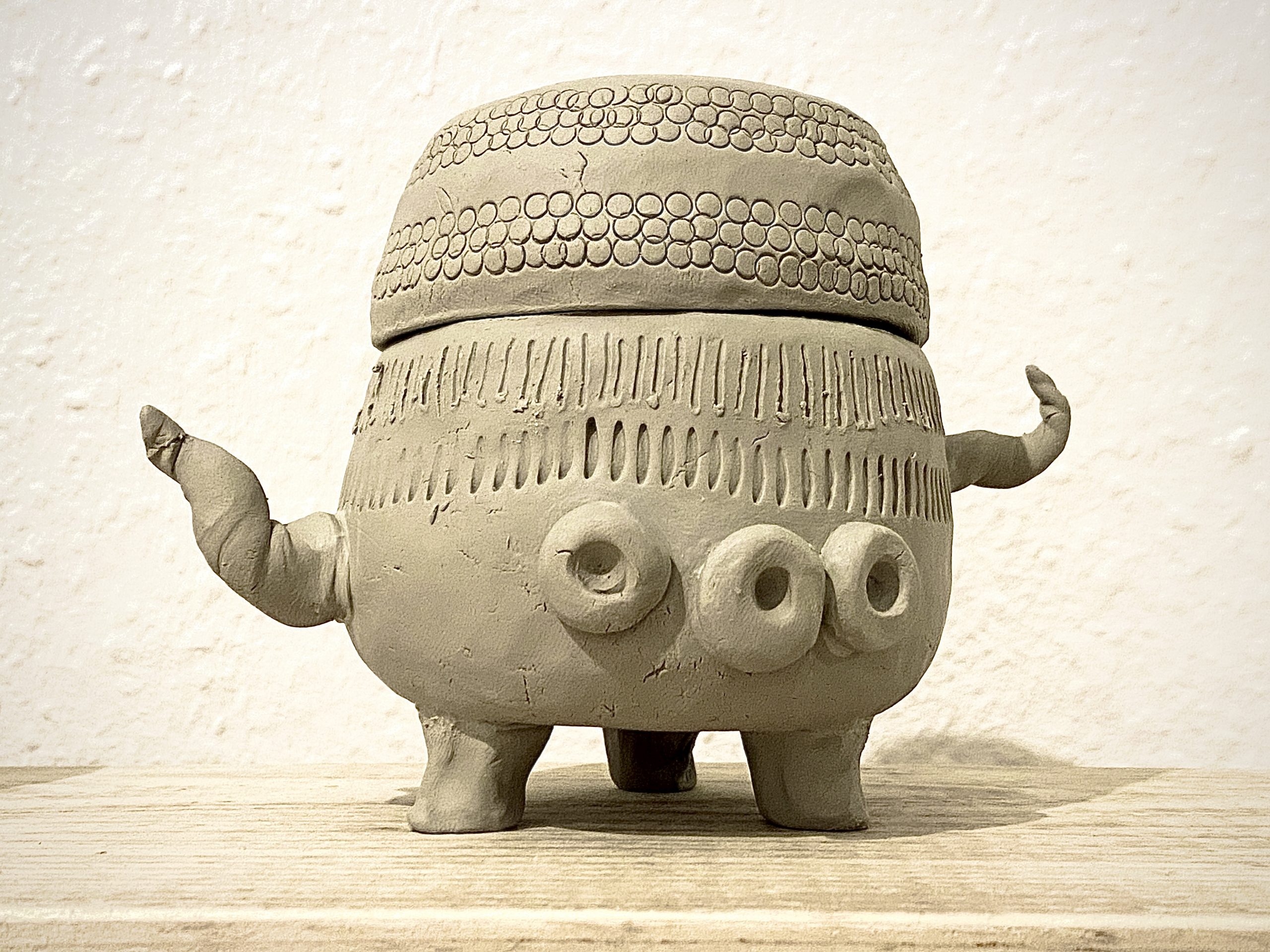 eine Monster-Dose aus Steinzeug – Keramik
