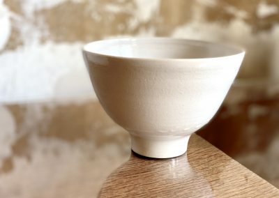 Schüssel aus Steinzeug-Keramik mit weißer Glasur.