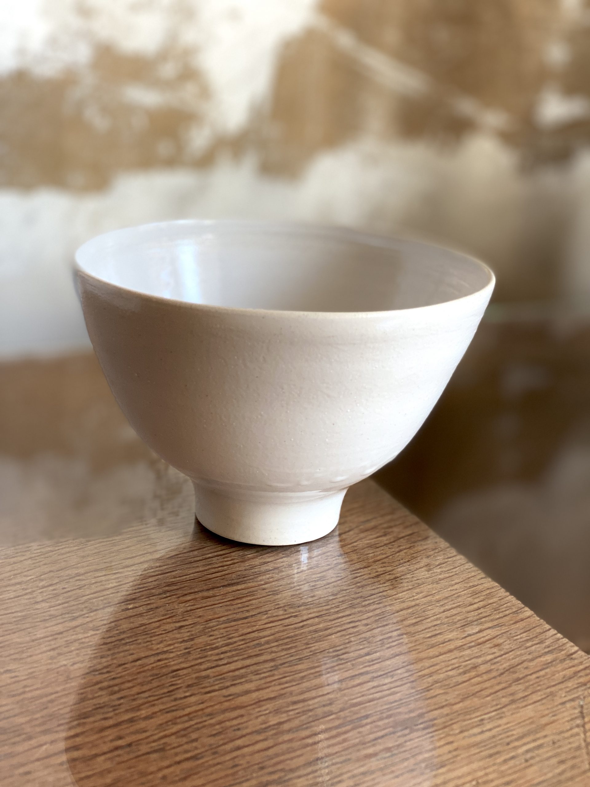 Schüssel aus Steinzeug-Keramik mit weißer Glasur.