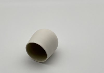 Porzellan-Becher mit Steinzeugglasur innen von P. & C. | STUDIO CERAMICS