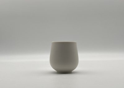 Porzellan-Becher mit Steinzeugglasur innen von P. & C. | STUDIO CERAMICS