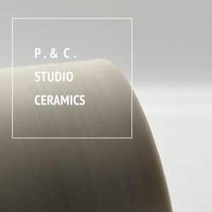 Darstellung einer Keramik von P. & C. STUDIO CERAMICS und dem Logo.