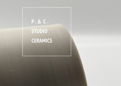 Darstellung einer Keramik von P. & C. STUDIO CERAMICS und dem Logo.