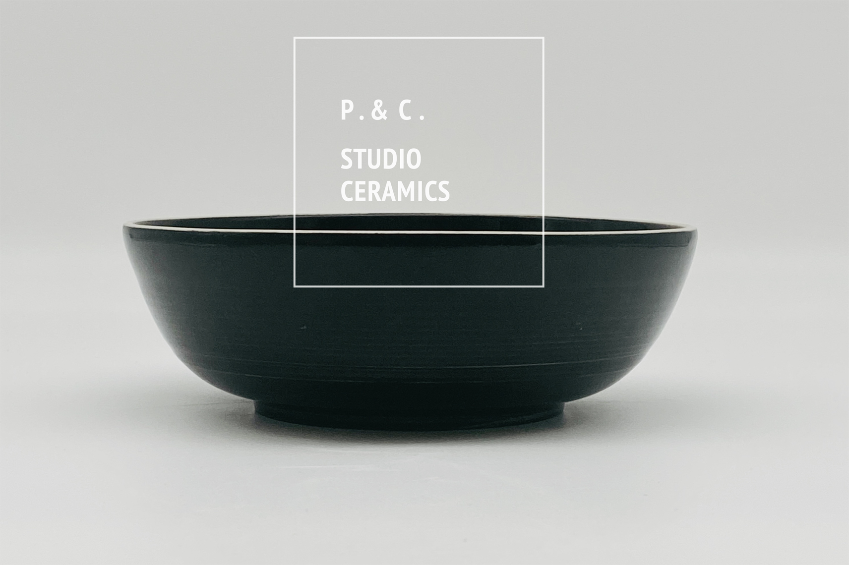 Darstellung einer Keramik von P. & C. STUDIO CERAMICS und dem Logo.