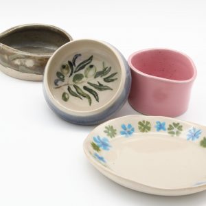 Teller, Schüssel und Becher / mit Unterglasurfarben und Glasur gestaltet / entstanden im Töpferkurs bei P. & C. | STUDIO CERAMICS