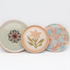 Teller, mit Engobe gestaltet / entstanden im Töpferkurs bei P. & C. | STUDIO CERAMICS